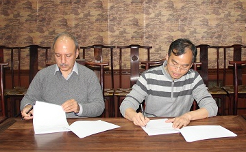Director Morteza Talebian (left) and Executive XIAO Wenjiao (right) sign the cooperation agreement