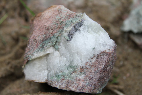 Rutile (dark-colored mineral) in UHP eclogites (image by GUO Shun)